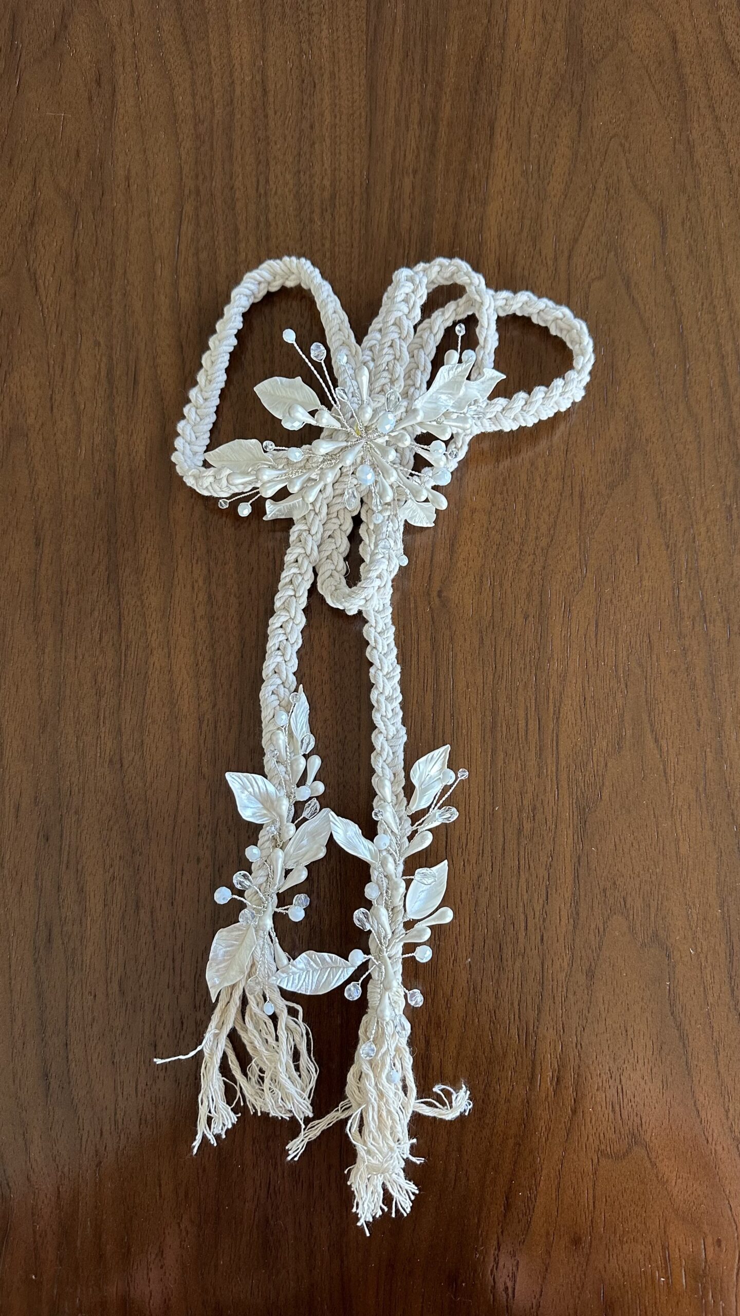 Lazo Handfasting Sienna de cordón trenzado ivory con hojas de porcelana y cristales