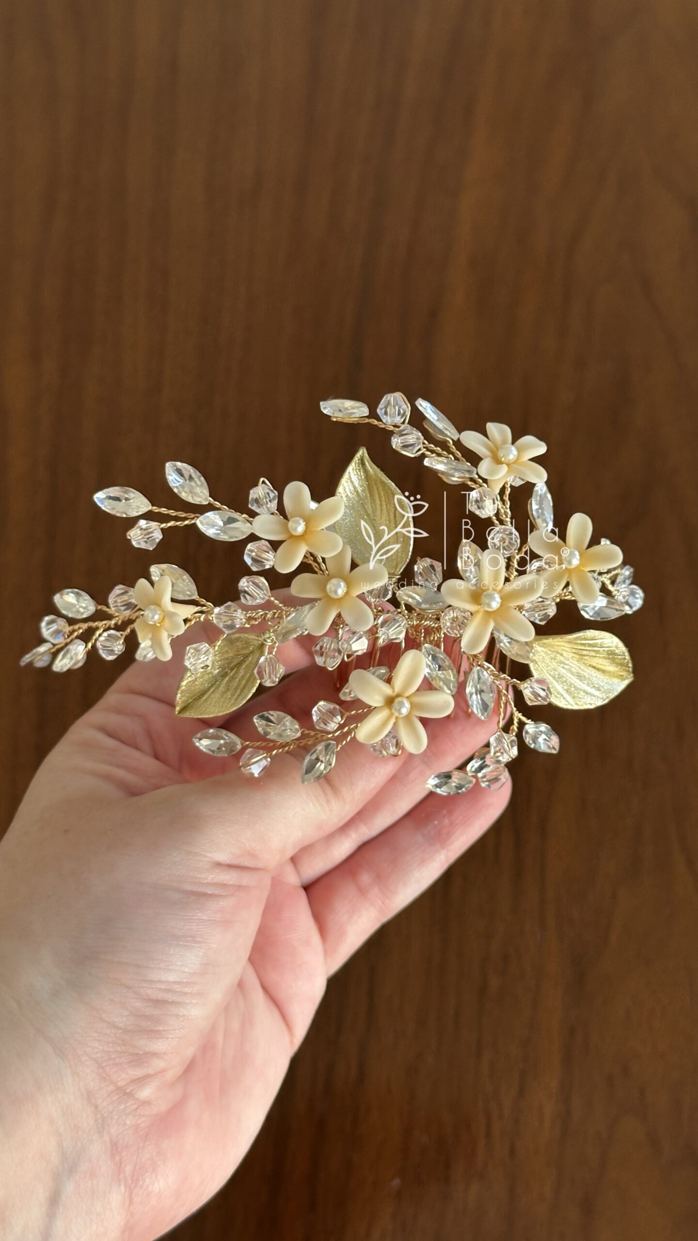 Vista frontal de Peineta Clarisse con flores ivory y hojas doradas