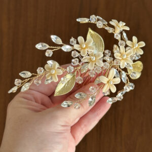 Peineta Clarisse con flores ivory de porcelana y hojas doradas