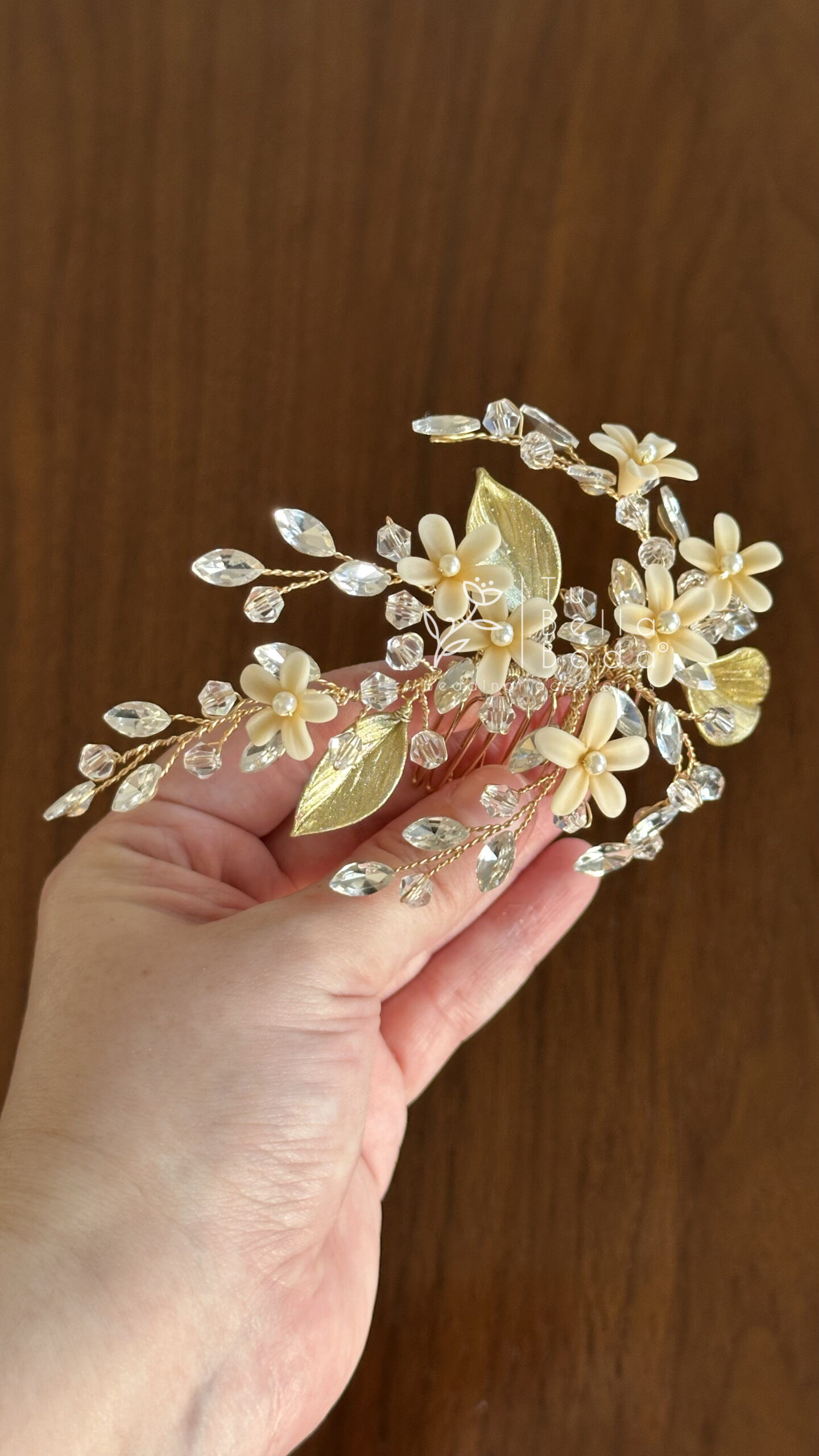 Peineta Clarisse con flores ivory de porcelana y hojas doradas