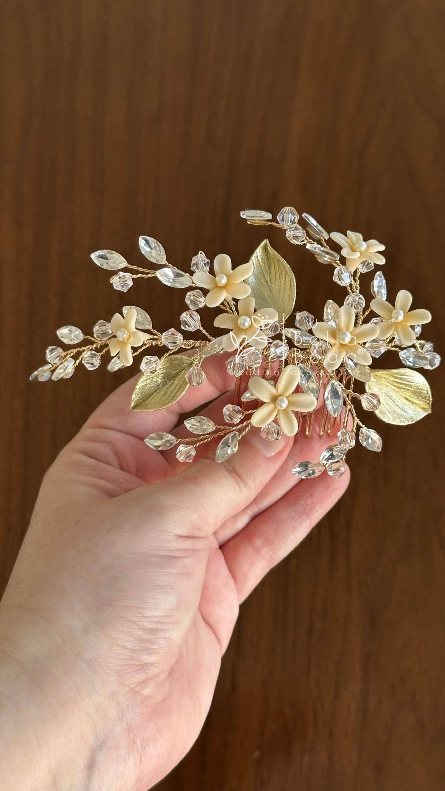 Composición de Peineta Clarisse con flores ivory, perlas y hojas doradas