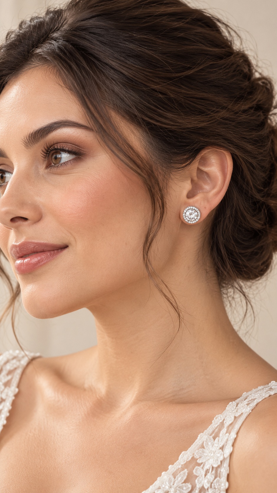 Imagen generada de una modelo con un arete Allina circular plateado con halo de brillantes.