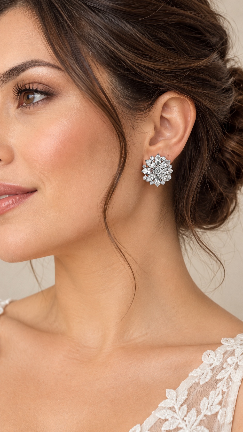 Propuesta generada de una modelo con un arete floral Fiorella de tono plateado.
