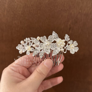 Peineta Aurielle plateada con flores, brillantes y perlas blancas