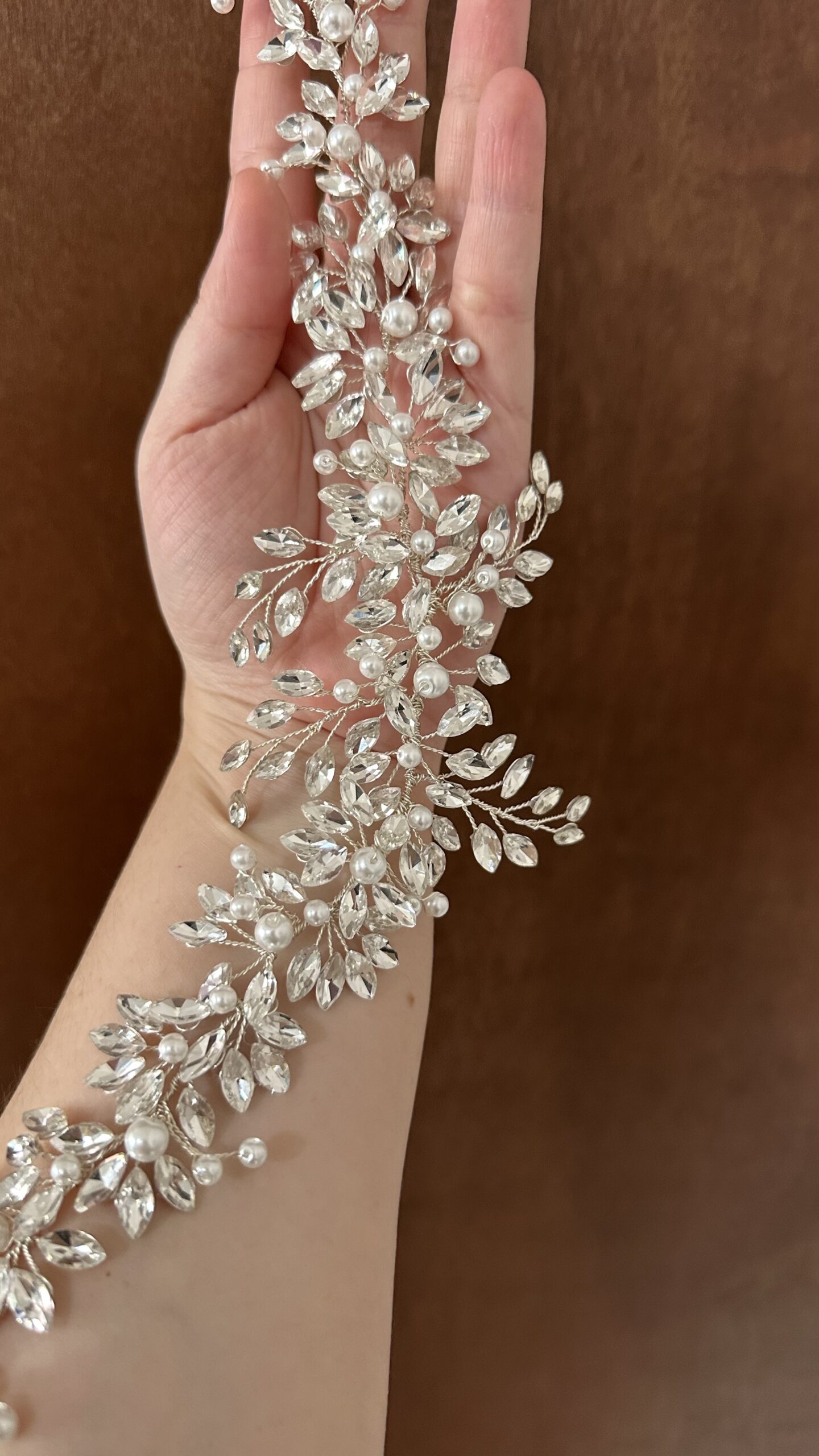 Guía flexible Joséphinne con brillantes y perlas blancas, vista completa