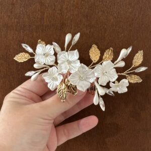Tocado Avelisse con flores blancas de porcelana y hojas doradas