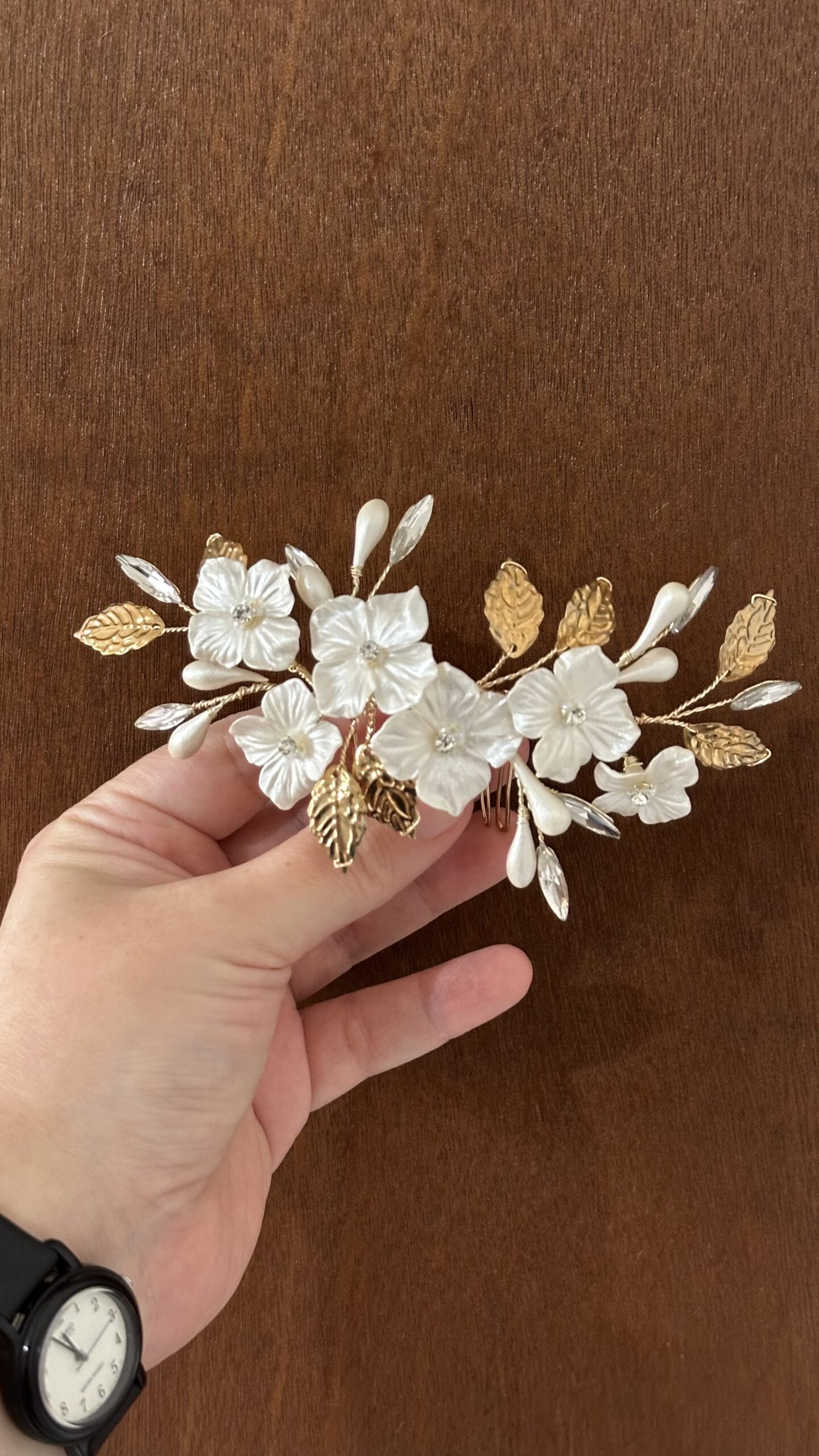 Tocado Avelisse con flores blancas de porcelana y hojas doradas