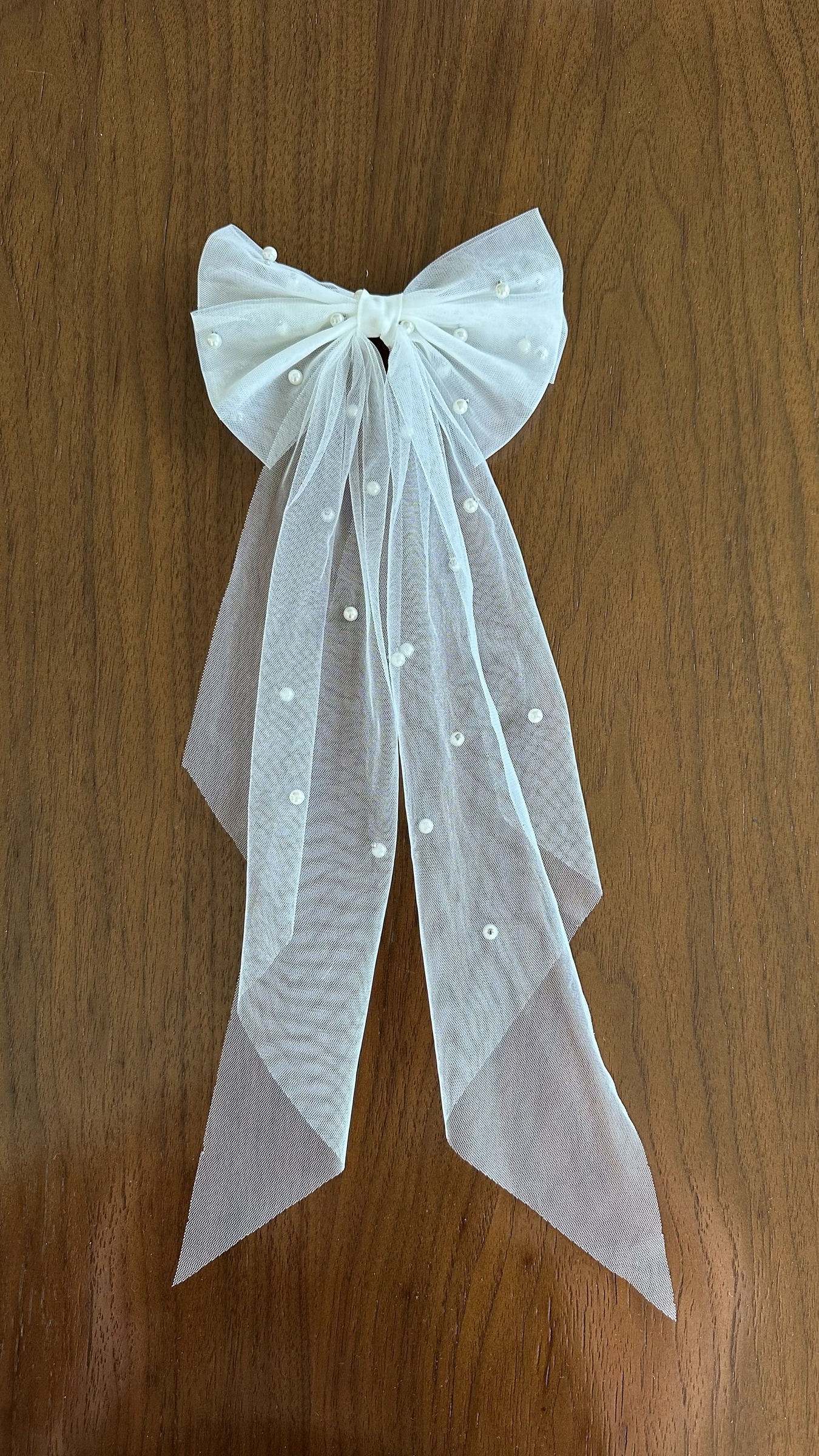 Tocado Elliette de tul blanco con perlas en vista vertical