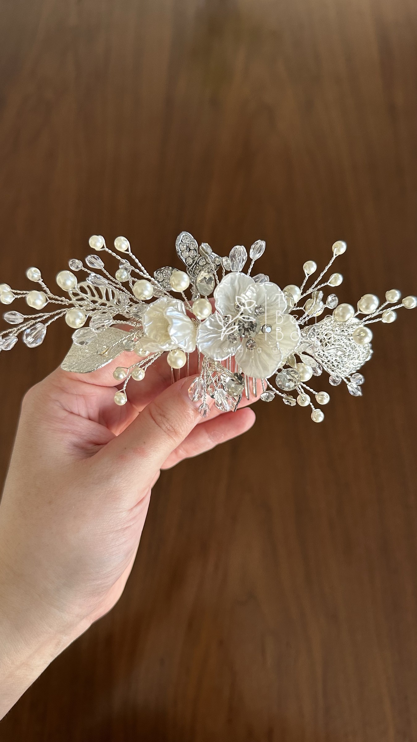 Acercamiento del Tocado Maddelena con flores de acrílico y brillantes