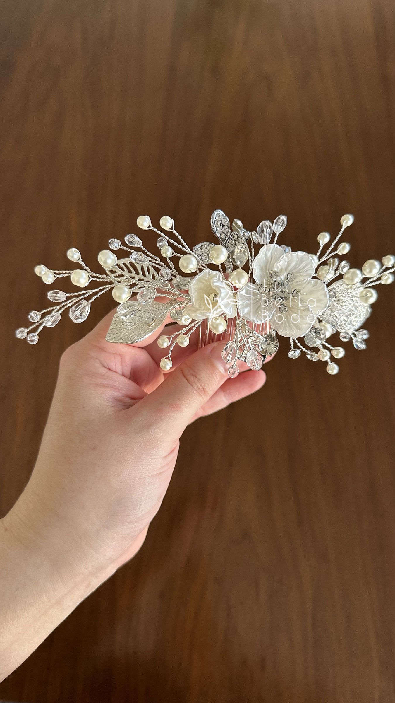 Tocado Maddelena con flores de acrílico, perlas y brillantes, vista completa